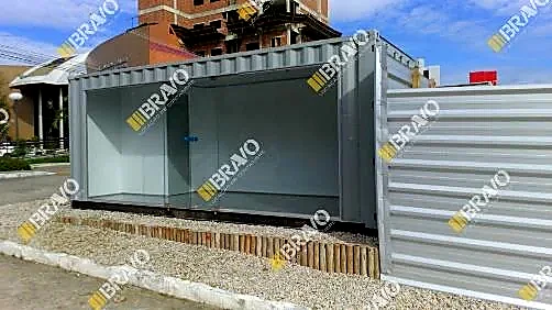 Stand de vendas com frente de vidro em obra